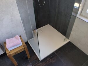 Mineralgussduschfläche zugeschnitten