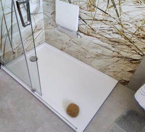 Dusche mit Paneel